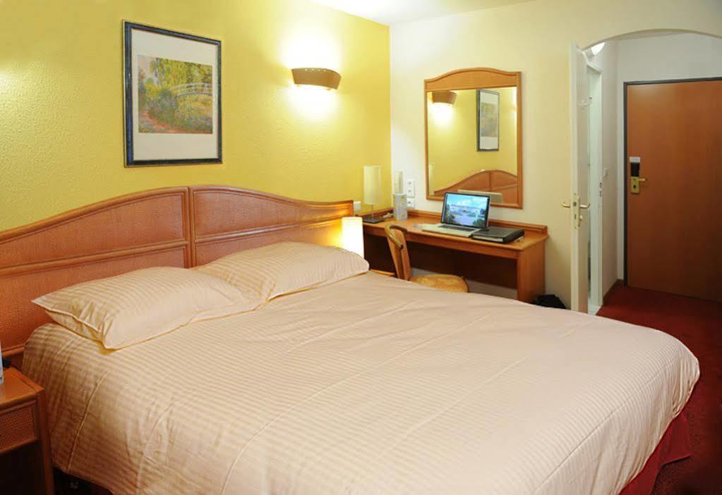B&B Hotel Strasbourg Aeroport Holtzheim Buitenkant foto
